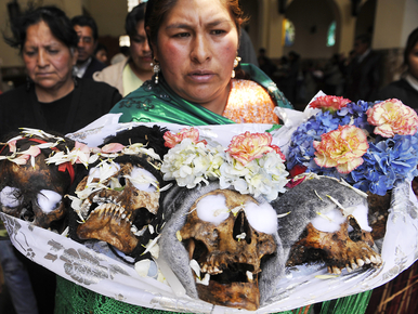 Cigiző koponyákkal ünnepelték Bolíviában a halottak napját