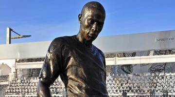 Thierry Henry sírt a saját szobránál