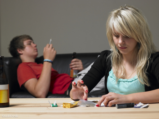 stockfresh 97203 teenage-couple-taking-drugs-at-home sizeM