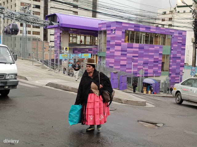 A viszonylag fiatal lakosság (a társadalom mintegy 60 százaléka 25 év alatti) és az egyre intenzívebb urbanizáció ellenére a hagyományos népviseletbe öltözött asszonyok látványa ma már a nagyvárosokban, így La Pazban – Bolívia adminisztratív fővárosában – sem ritka.