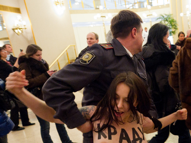 Rendőrök vitték el a FEMEN félmeztelen aktivistáit