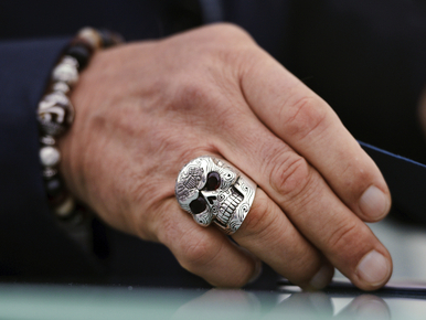 Eljegyzési gyűrű helyett hatalmas halálfej Schwarzenegger ujján