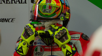 Valentino Rossi bedobta a törülközőt