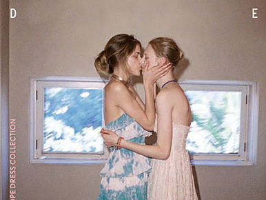 Kiakadtak az Urban Outfitters leszbi csókján a homofób szülők