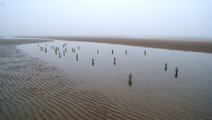 Nyomasztó cementfigurák lepték el a flamand tengerpartot