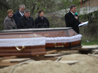 Csak egy ember sírt a kulcsi áldozatok temetésén