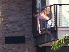 Ashton Kutcher több métert ugrott saját erkélyéről