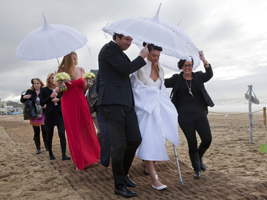 Elmosta az eső az első brit egzotikus esküvőt