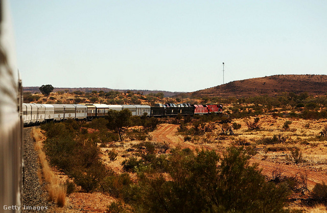 Ghan, Adelaide-tól Darwinig (Ausztrália)&nbsp;A Ghan nevű, ausztrál vonat utasaival átszeli az egész országot észak és dél között több mint 3200 kilométeres útja során, miközben kies vidékeken vág át. A síkságot később a MacDonell Ranges vörös sziklái váltják fel.
                        