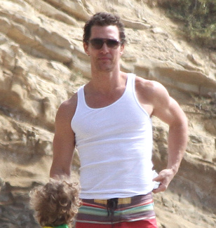 Matthew McConaughey már atlétában strandol