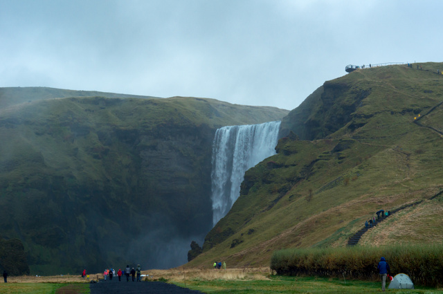 Izlandon szó szerint minden sarkon találni egy vízesét. A Skógafoss az egyik legnépszerűbb turistacélpont, itt forgatták a Vikingek című sorozat egyik jelentét is. 