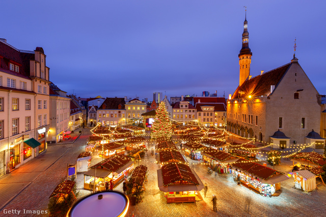 Az European Best Destinations 2019-es szavazásán az észt főváros, Tallinn nyerte el a legjobb európai karácsonyi vásárnak járó címet. Az óvárosi, történelmi épületekkel övezett helyszín arról is híres, hogy 1441-ben itt állítottak először közösségi karácsonyfát a világon. Az egyedülálló hangulatú vásáron nemcsak különféle kézműves termékek és karácsonyi finomságok közül lehet válogatni, a gyerekek körhintázhatnak és találkozhatnak a Mikulással is.&nbsp;