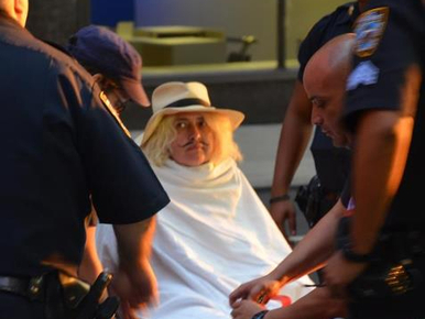 A Hooters előtt tüntetett a bajszos, félpucér nő, elmeorvosi kivizsgálásra küldték