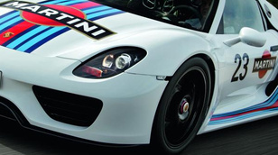 Versenypályán a Porsche új prototípusa