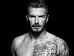 David Beckham bajuszosan is vetkőzik