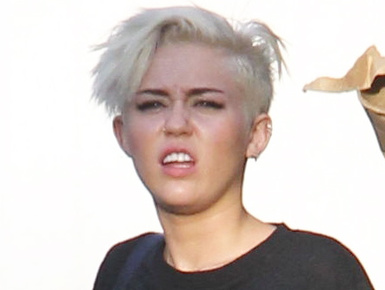 Miley Cyrus nagyi-sztriptízt nézett és verekedésbe került