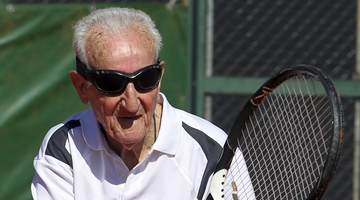 95 évesen szervaröptézik az argentin