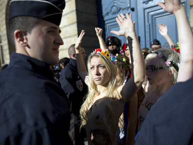 Párizsban háborodott fel meztelenül a FEMEN