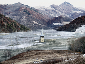 A tóba fagyott templom