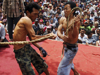 Indonéz harcművészet: véresre ostorozzák egymást