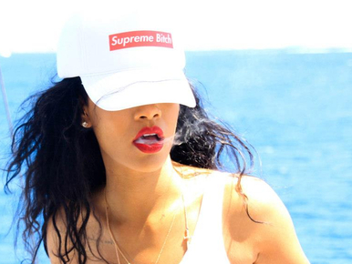 Rihanna csücsörítve vonaglott egy jachton