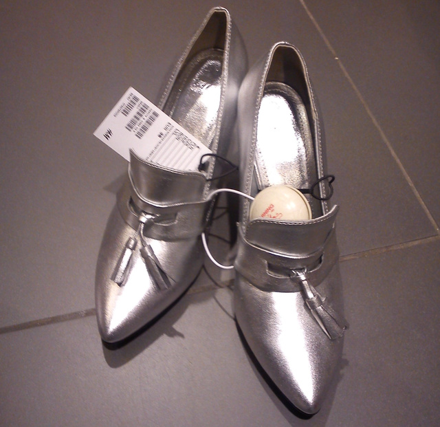 Az ezüst cipő 10 ezer forintba kerül a WestEnd H&M üzletében