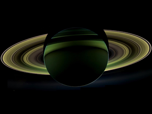 Csodálatos fotó a Szaturnusz sötét oldaláról
