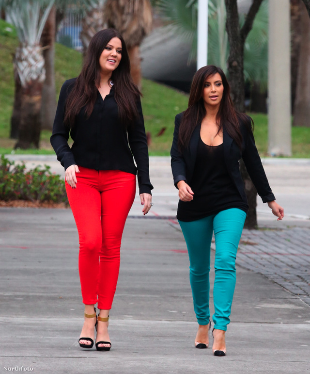 Kim és Khloe Kardashian Miamiban sétálgattak színes nadrágban.