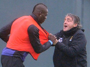 Balotelli megtámadta, rángatta edzőjét