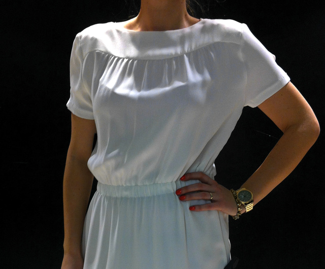 Zara: Íme egy 5995 forintos fehér ruha, amihez még sok kiegészítő is kell. De csinos és lenge.