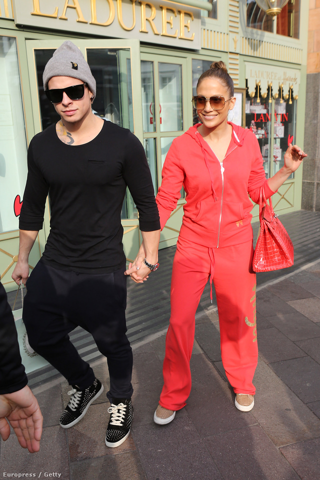 Jennifer Lopez és Casper Smart tréningruhában sétálnak Londonban
