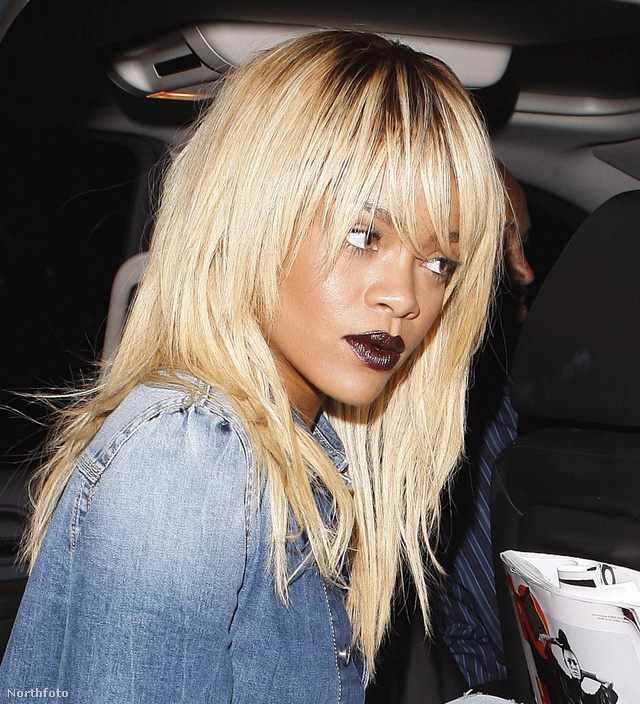 A kiszőkített Rihanna gót rúzzsal,farmer szettben