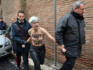 Topless tüntettek a Szent Péter téren a Femen nőjogi aktivistái