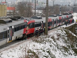 Negyvenegy sérült a bécsi vonatbalesetben