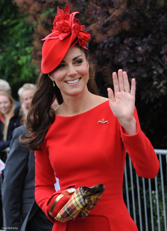 Nőies pirosban a királynő gyémánt jubileumán