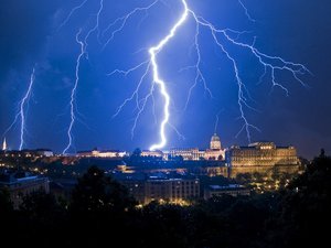 Rejtélyes fényjelenség Budapest fölött