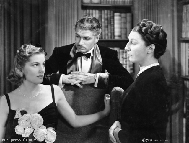 Virágos ruha, fonott konty és bajszos  Laurence Olivier 1940-ben.