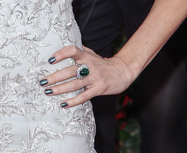 Naomi Watts fehér ruhájához jól passzolnak metál színűre festett körmei.