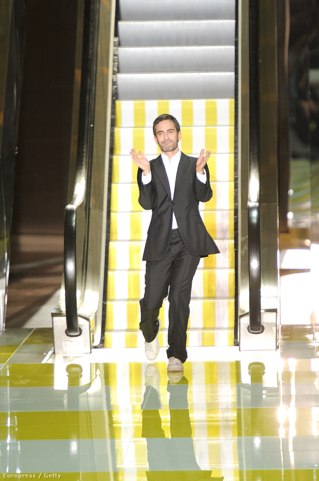 A Louis Vuitton szeptemberben mozgólépcsőre tette modelljeit.