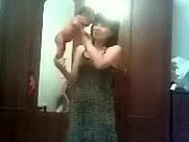 Feje fölött lóbálta babáját egy nő