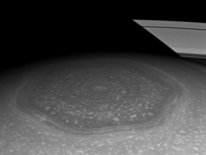 Hatszög alakba állnak a Szaturnusz felhői