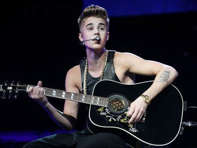 Tömeges rajongói hiszti Justin Bieber két órás késésén