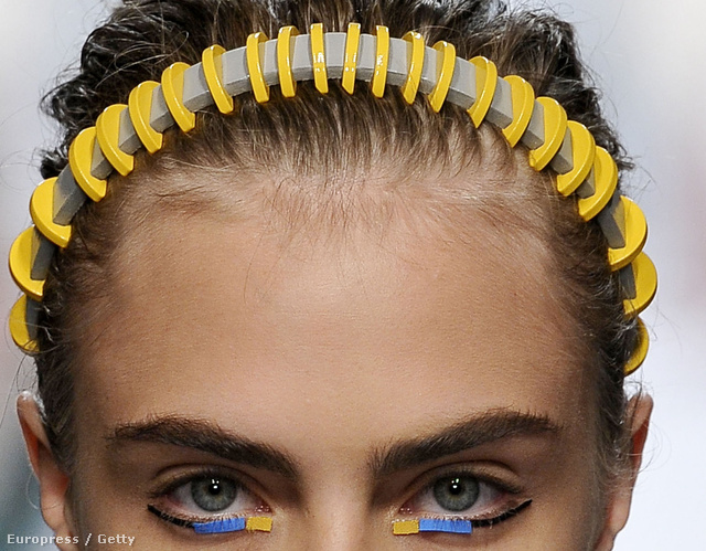 Cara Delevigne a Fandi kifutóján futurista hajpántban durcáskodik.