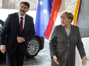 Merkel kiszámíthatóbb gazdasági környezetet kért Ádertől
