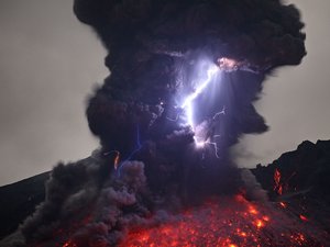 Elképesztő felvételek a vulkánkitörésbe csapó villámról