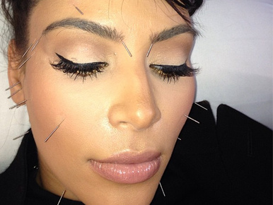Kardashian a segge helyett arcával foglalkozik