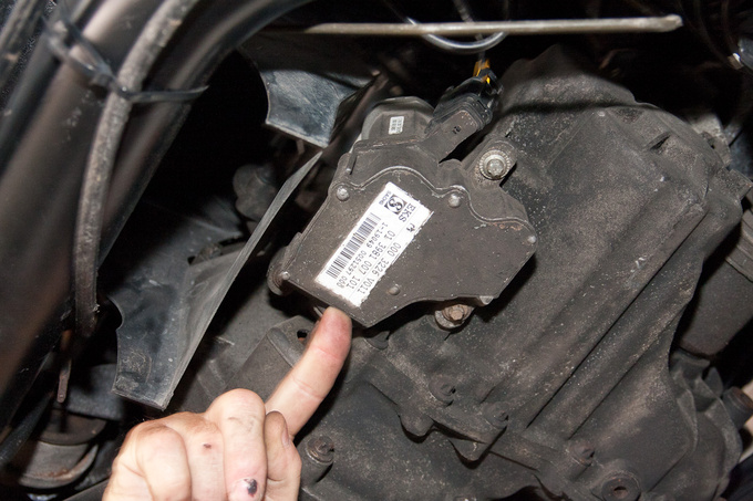 The servo that operates the clutch is fastened with a couple of simple to removable bolts, in addition, the servo itself is easily accessed. These servos are thus often stolen, while the car itself is not