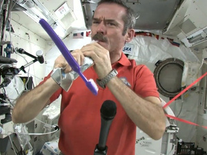 Az űrállomáson mindenki lenyeli a fogkrémet
