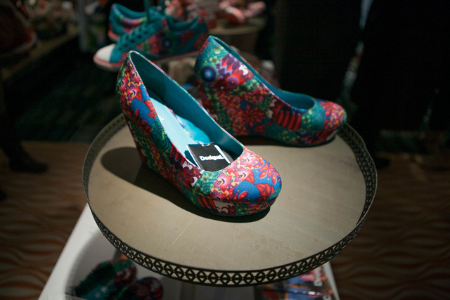 Platform cipő színes mintákkal 32.990 forint. Ugyanilyen mintával díszítette balerina cipő 16.490 forint.