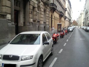 Motoros parkolófoglalás: Az OTP tárgyalni kezdett